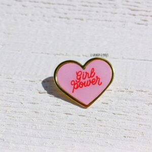 Pin's 1926 pin's girl power pin's feministe pin's sororité pin's le grenier a perles