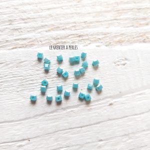 25 Perles CUBES 2 mm Turquoise AB