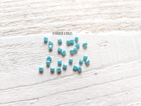 25 Perles CUBES 2 mm Turquoise AB