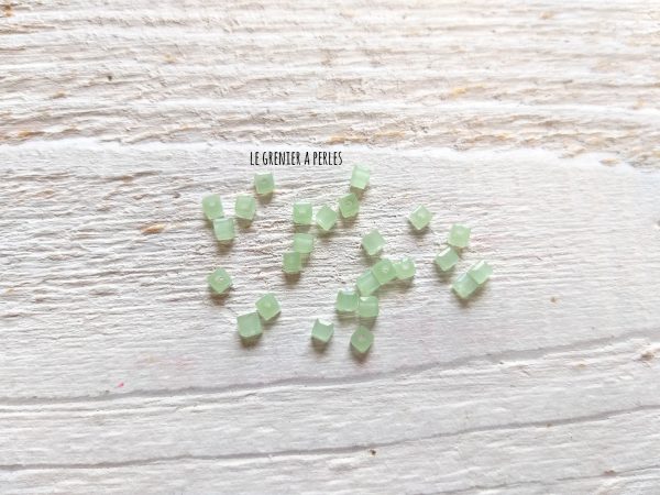 25 Perles CUBES 2 mm Mojito Opal