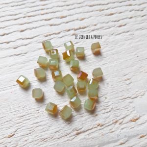 25 Perles CUBES 4 mm Vert Opal AB