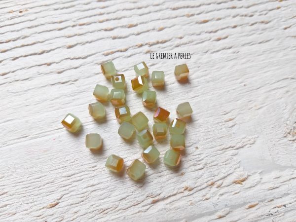 25 Perles CUBES 4 mm Vert Opal AB