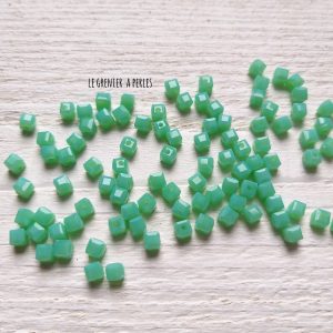 25 Perles CUBES 4 mm Vert Opaline