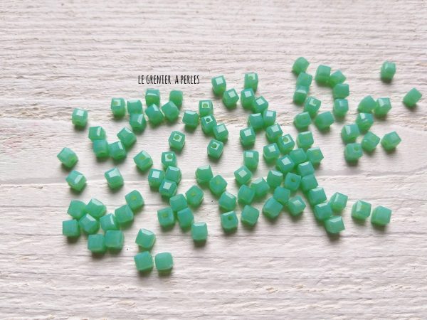 25 Perles CUBES 4 mm Vert Opaline