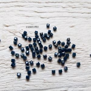 25 Perles CUBES 2 mm Bleu Canard