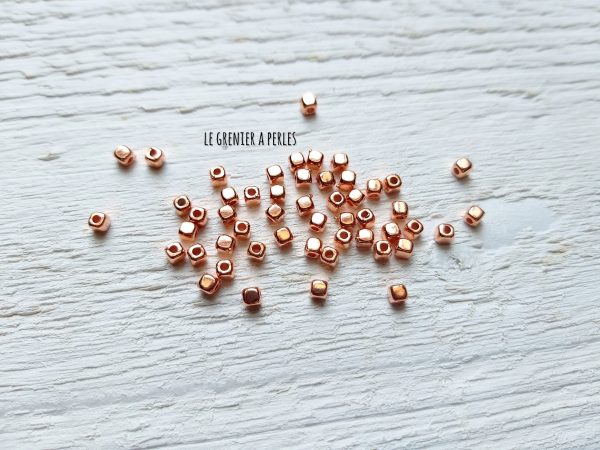 30 Perles CCB Cubes 4 mm Or Rose