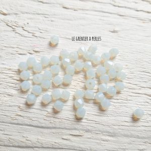 50 Toupies 4 mm Snow White Opal