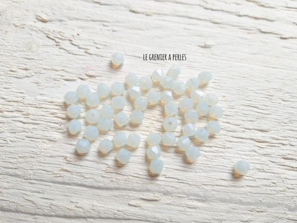 50 Toupies 4 mm Snow White Opal