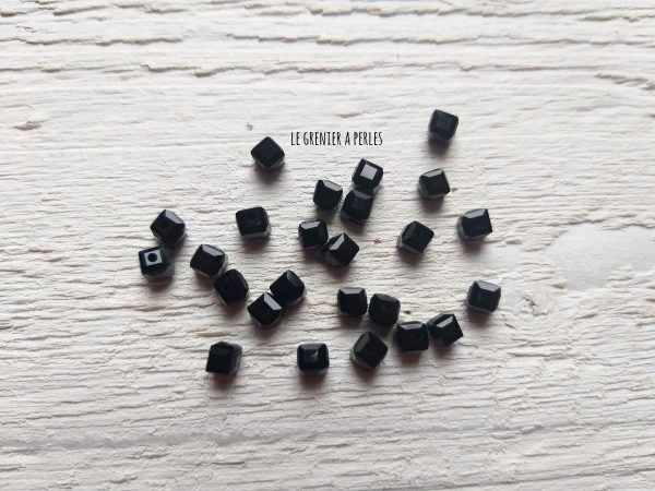 25 Perles CUBES 4 mm Noir