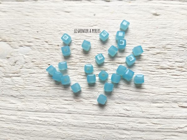 25 Perles CUBES 4 mm Bleu Opal