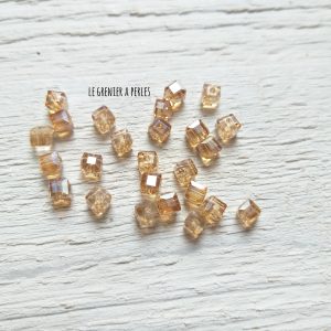 25 Perles CUBES 4 mm Light Topaz AB