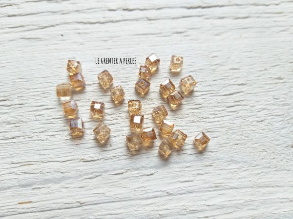 25 Perles CUBES 4 mm Light Topaz AB