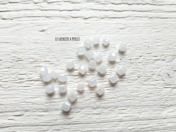 25 Perles CUBES 4 mm Blanc Opal