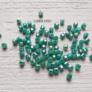 25 Perles CUBES 4 mm Vert Opaline Irisé