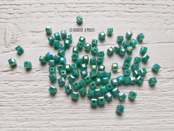 25 Perles CUBES 4 mm Vert Opaline Irisé