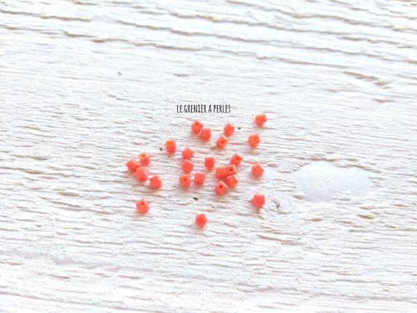 25 Perles CUBES 2 mm Orange Corail