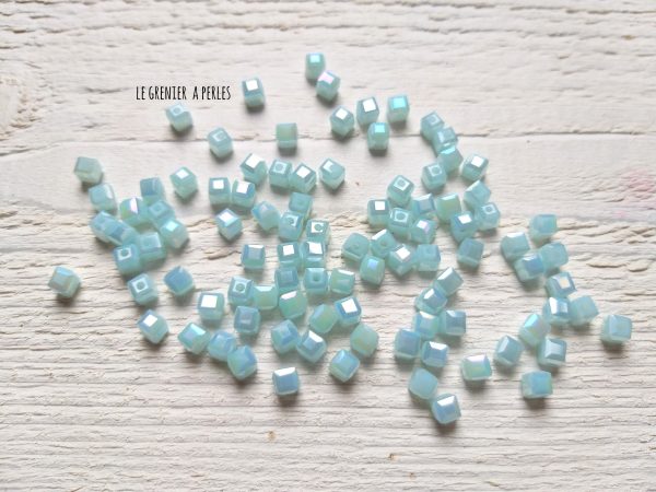 25 Perles CUBES 4 mm Bleu Pastel AB