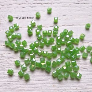 25 Perles CUBES 4 mm Chartreuse Opal