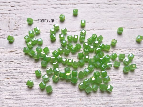 25 Perles CUBES 4 mm Chartreuse Opal