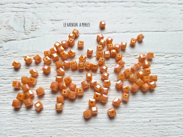 25 Perles CUBES 4 mm Orange Irisé