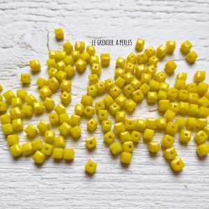 25 Perles CUBES 4 mm Jaune Canari