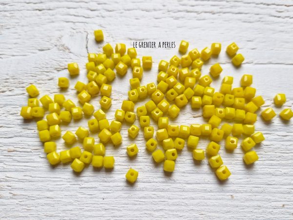 25 Perles CUBES 4 mm Jaune Canari