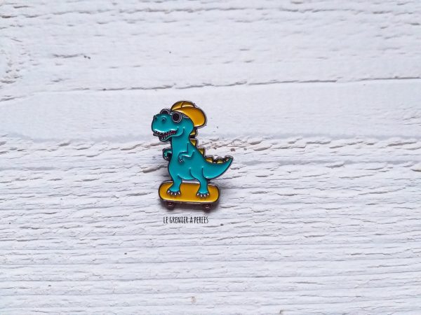 Pin's Dino à skate