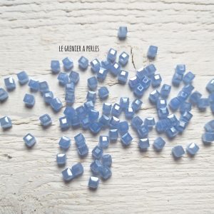 25 Perles CUBES 4 mm Bleu Opal Irisé