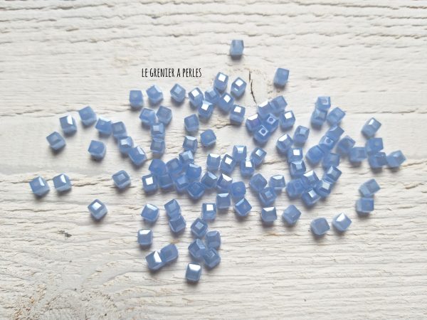 25 Perles CUBES 4 mm Bleu Opal AB