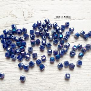 25 Perles CUBES 4 mm Bleu Irisé AB