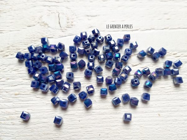 25 Perles CUBES 4 mm Bleu Irisé AB