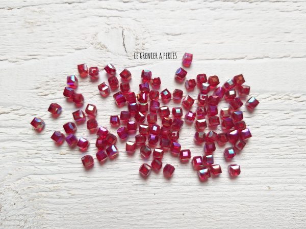 25 Perles CUBES 4 mm Dark Rouge AB2x