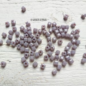 25 Perles CUBES 4 mm Mauve Opaque