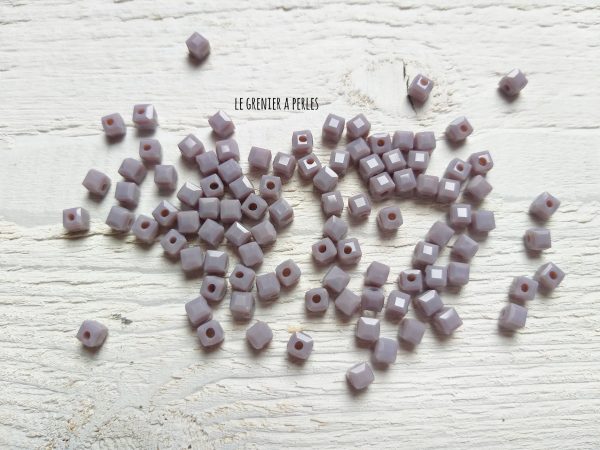 25 Perles CUBES 4 mm Mauve Opaque