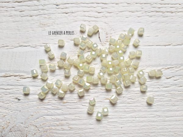 25 Perles CUBES 4 mm Jaune Pastel Irisé