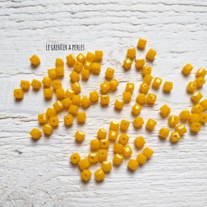 25 Perles CUBES 4 mm Jaune Tournesol