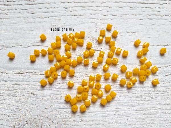 25 Perles CUBES 4 mm Jaune Tournesol