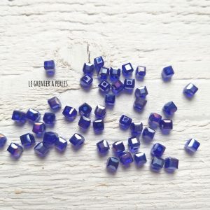 25 Perles CUBES 4 mm Light Cobalt AB