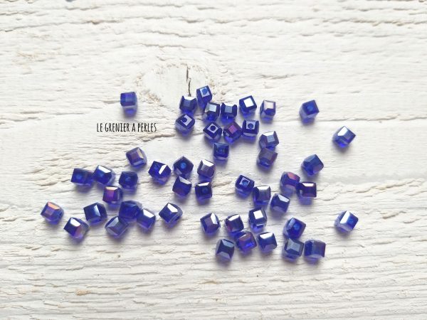 25 Perles CUBES 4 mm Light Cobalt AB