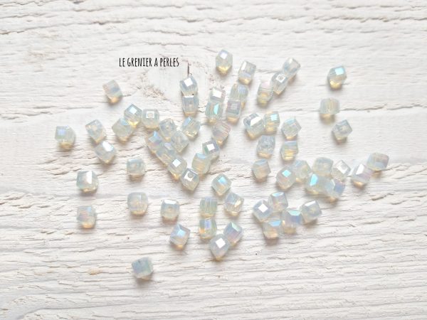 25 Perles Cubes 4 mm Cristal Opal AB