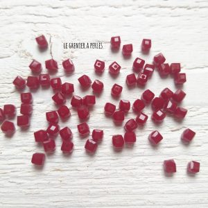 25 Perles CUBES 4 mm Rouge Cramoisi