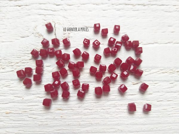 25 Perles CUBES 4 mm Rouge Cramoisi