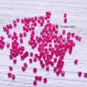 25 Perles CUBES 2 mm Rose Fuschia