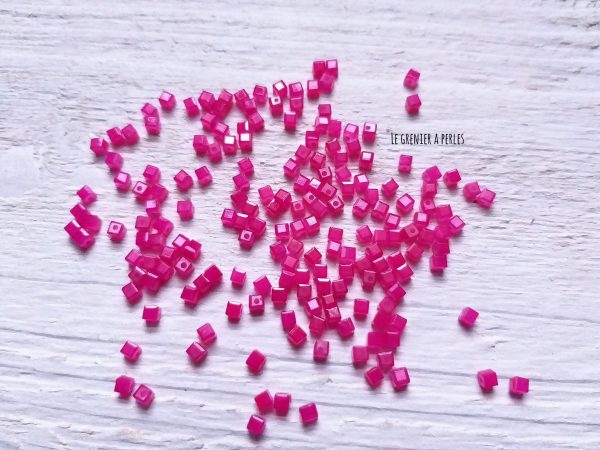 25 Perles CUBES 2 mm Rose Fuschia