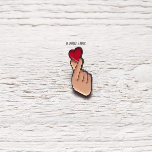 Pin’s  Coeur entre les doigts