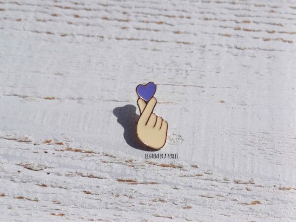 pin's amité coeur avec les doigts