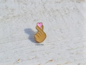 pin's coeur avec les doigts