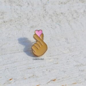 Pin’s  » Coeur avec les doigts « 