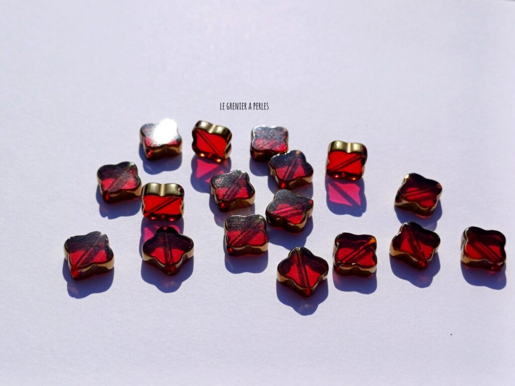 Perles en verre forme trèfle 10 mm Dark Rouge 2755 le grenier a perles