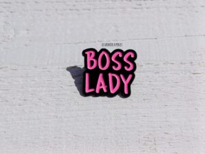 Pin's Boss Lady pin's 2810 pin's feministe pin's meuf qui gère pin's patronne pin's le grenier a perles